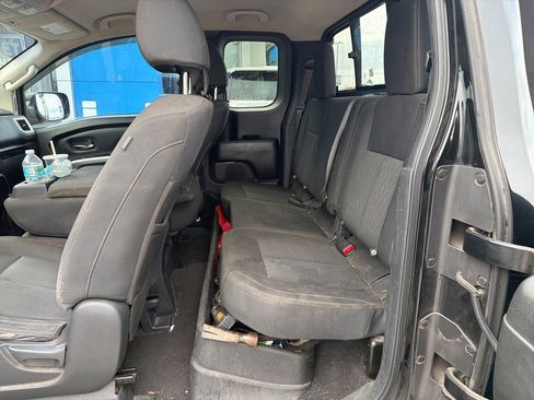 Used 2019 Nissan Titan SV image 18