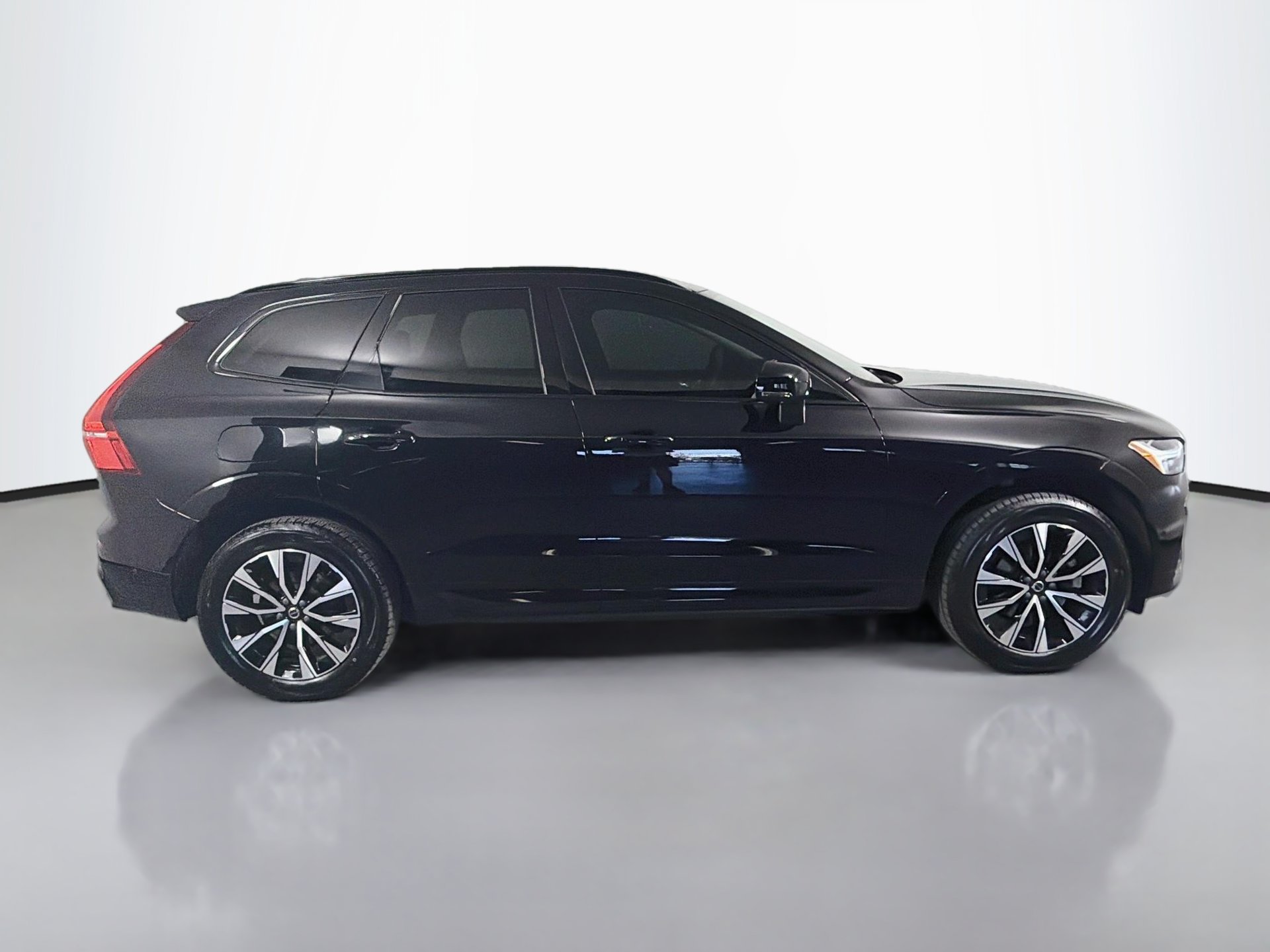 Used 2024 Volvo XC60 B5 Plus w/ Protection Package Premier AWD/4WD image 5