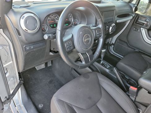 Used 2017 Jeep Wrangler Unlimited Rubicon w/ Connectivity Group image 3