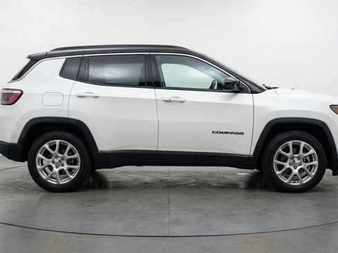 Used 2025 Jeep Compass Limited image 11