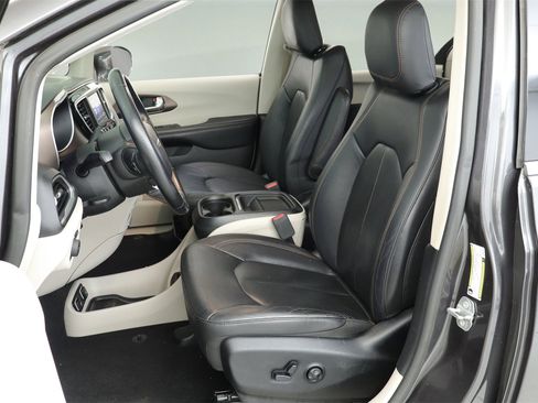 Used 2019 Chrysler Pacifica Touring-L image 7