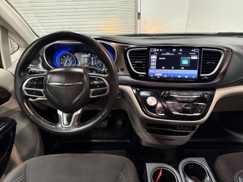 Used 2022 Chrysler Voyager LX image 18