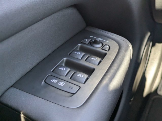 Certified 2026 Volvo XC60 B5 Plus AWD/4WD image 31