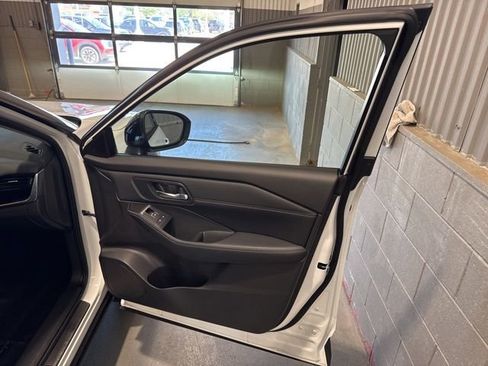 Used 2025 Nissan Rogue SL w/ SL Premium Package AWD/4WD image 19
