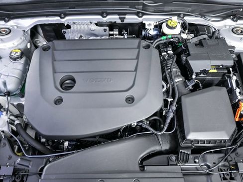 Used 2025 Volvo XC40 B5 Plus image 35