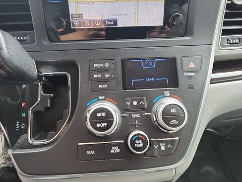 Used 2015 Toyota Sienna XLE w/ XLE Navigation Package FWD image 17
