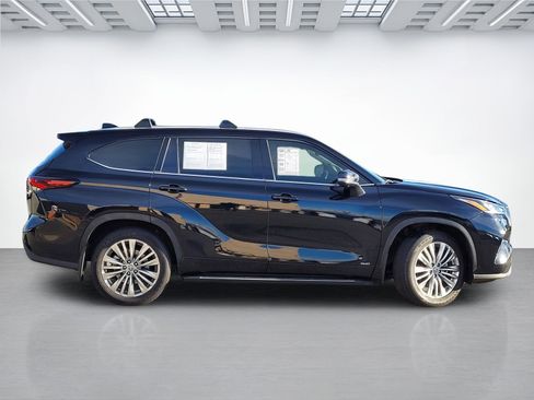 Used 2024 Toyota Highlander Platinum image 11