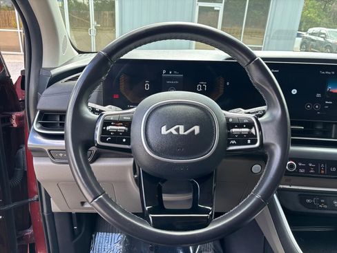 Used 2025 Kia Carnival FWD image 16