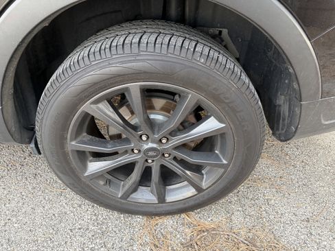 Used 2018 Ford Explorer XLT w/ Equipment Group 202A image 11