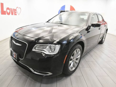 Used 2018 Chrysler 300 Touring L AWD/4WD image 1