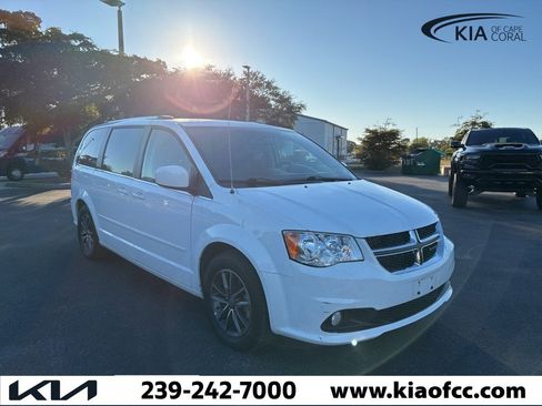 Used 2017 Dodge Grand Caravan SXT image 8