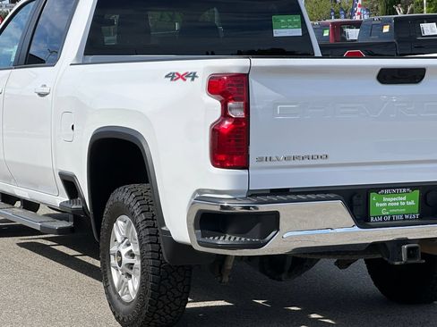 Used 2022 Chevrolet Silverado 2500 LT w/ Convenience Package AWD/4WD image 5