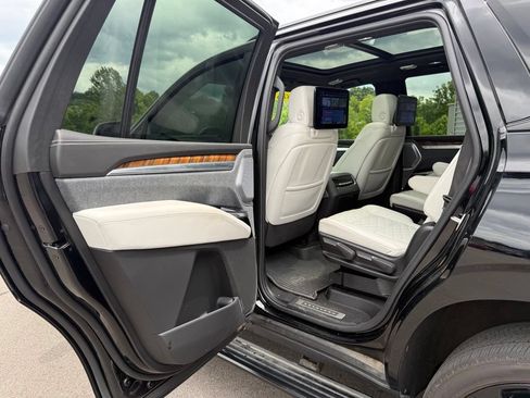 Used 2025 Cadillac Escalade Sport Platinum w/ LPO, ONYX Package AWD/4WD image 25