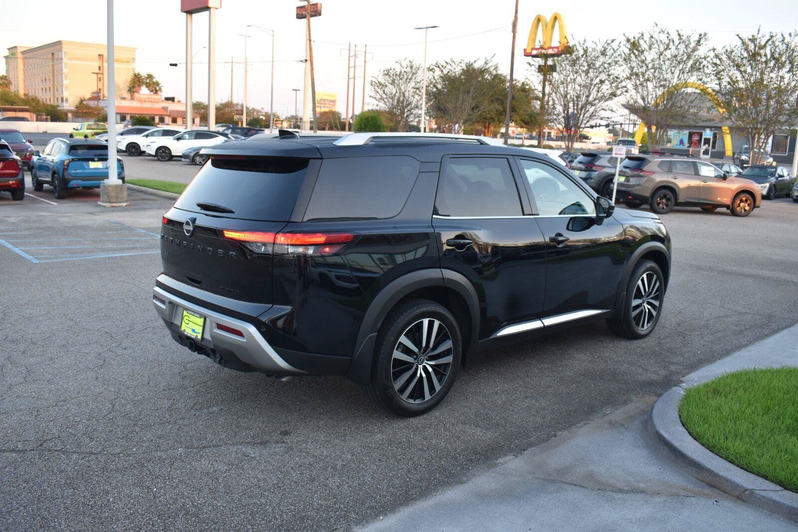 Used 2025 Nissan Pathfinder Platinum w/ Black Appearance Package FWD image 14