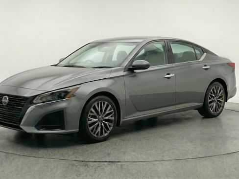 Used 2025 Nissan Altima 2.5 SV FWD image 3