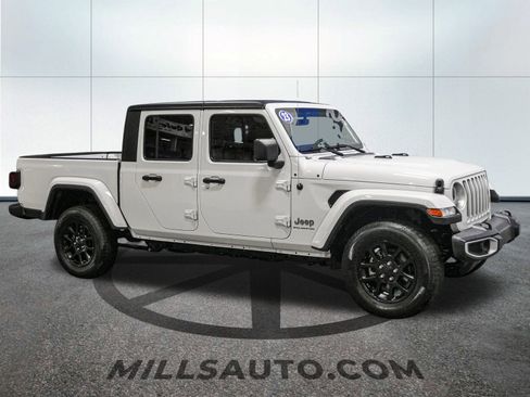 Used 2023 Jeep Gladiator Overland image 9