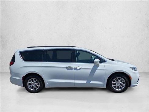 Used 2022 Chrysler Pacifica Touring-L FWD image 4