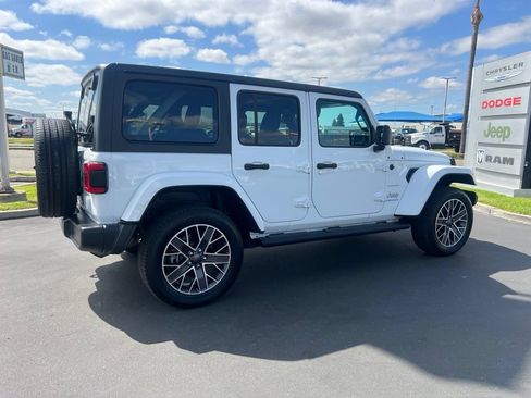 Used 2023 Jeep Wrangler Unlimited Sahara AWD/4WD image 15