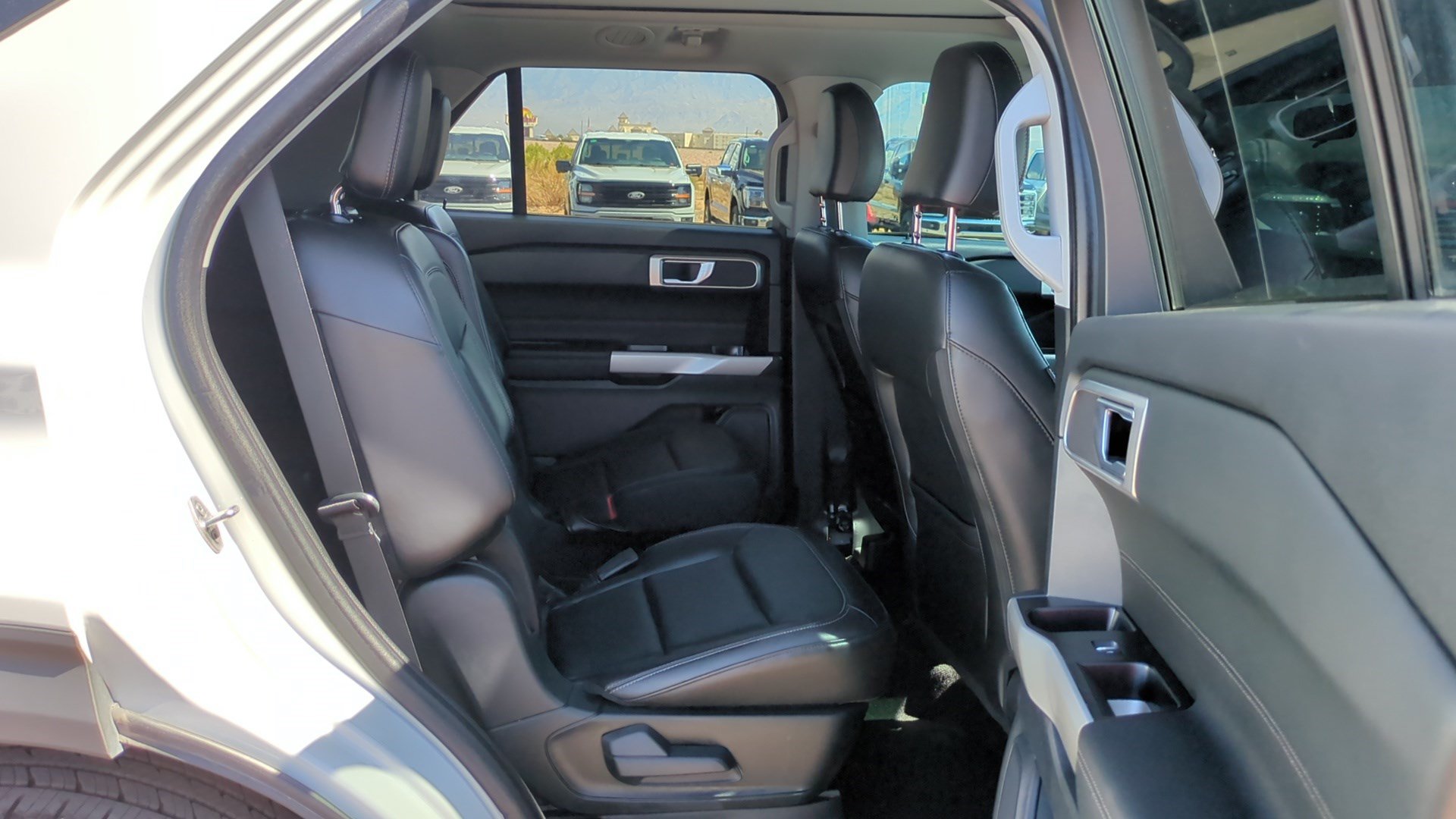 Used 2024 Ford Explorer XLT w/ Equipment Group 202A RWD image 31