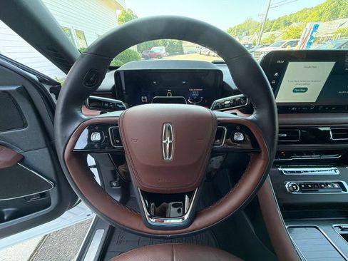 Used 2025 Lincoln Aviator Reserve AWD/4WD image 15