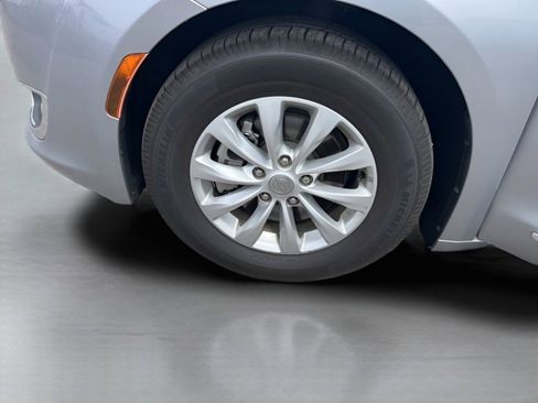 Used 2017 Chrysler Pacifica Touring-L FWD image 22