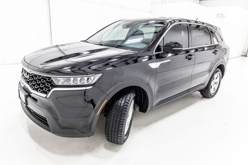 Used 2023 Kia Sorento LX FWD image 2