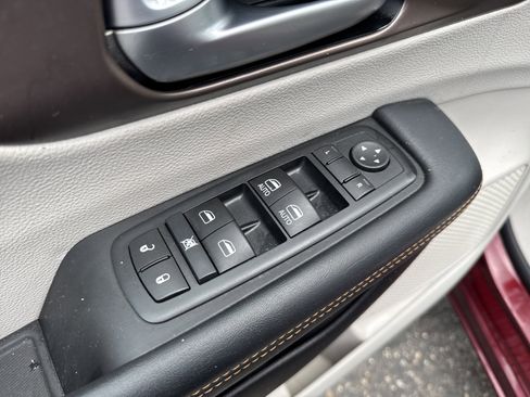 Used 2017 Chrysler Pacifica Touring FWD image 14