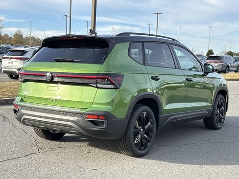New 2026 Volkswagen Taos SE image 5