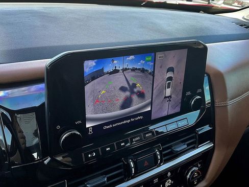 Used 2023 Nissan Pathfinder Platinum image 15