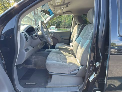 Used 2018 Nissan Frontier SV image 12