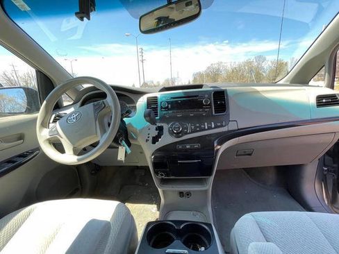Used 2013 Toyota Sienna LE FWD image 31