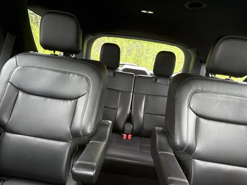Used 2020 Ford Explorer XLT w/ Equipment Group 202A RWD image 4