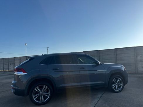 Used 2020 Volkswagen Atlas Cross Sport SE w/ Panoramic Sunroof Package FWD image 22
