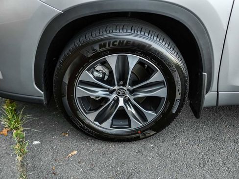 Certified 2025 Toyota Highlander XLE image 13