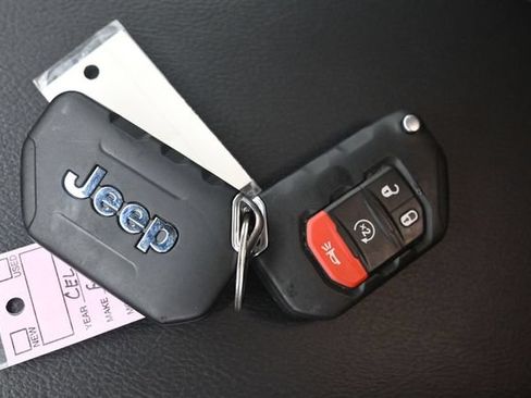 Used 2023 Jeep Wrangler Unlimited Sahara w/ Cold Weather Group AWD/4WD image 16