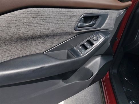 Used 2023 Nissan Rogue S image 17