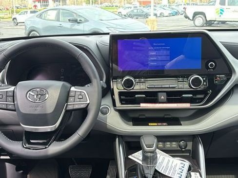 New 2026 Toyota Highlander Platinum image 9
