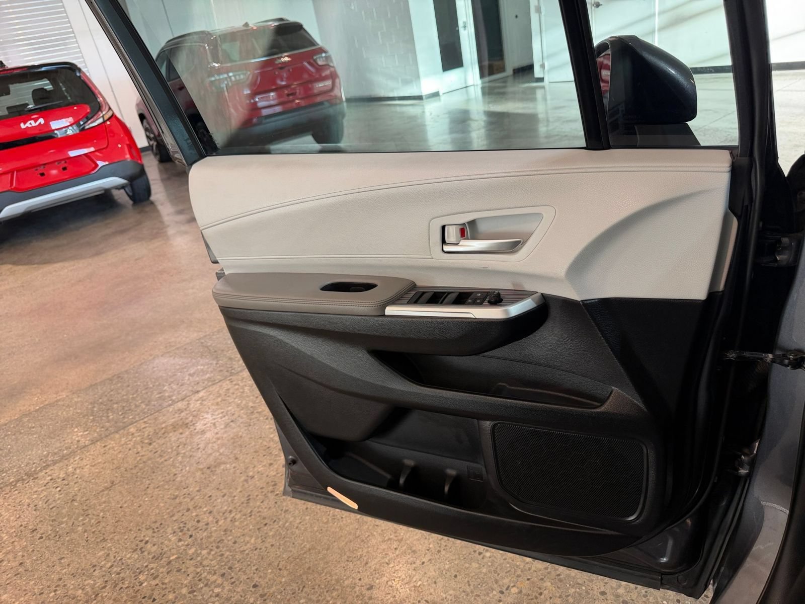 Used 2025 Toyota Sienna XLE FWD image 18