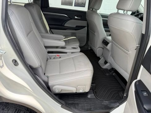 Used 2017 Toyota Highlander Limited AWD/4WD image 18