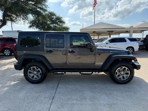 Used 2018 Jeep Wrangler Unlimited Rubicon w/ Connectivity Group AWD/4WD image 8