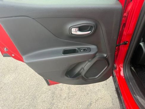 Used 2023 Jeep Renegade Latitude AWD/4WD image 10