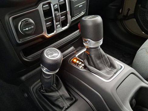 Used 2025 Jeep Gladiator Sport image 16