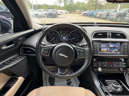 Used 2018 Jaguar XE Premium image 19