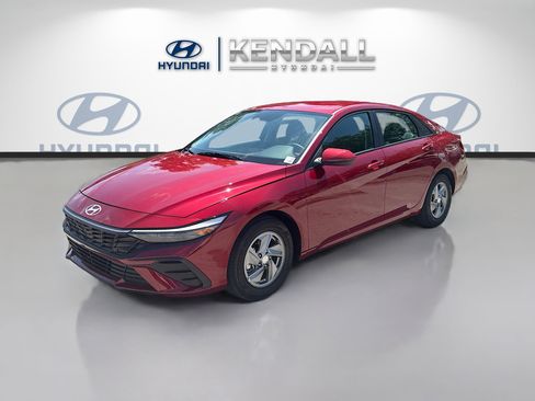 Used 2025 Hyundai Elantra SE FWD image 3