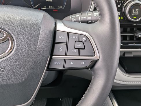 Certified 2025 Toyota Highlander Platinum AWD/4WD image 32