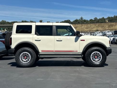New 2026 Ford Bronco Outer Banks w/ Sasquatch Package AWD/4WD image 4