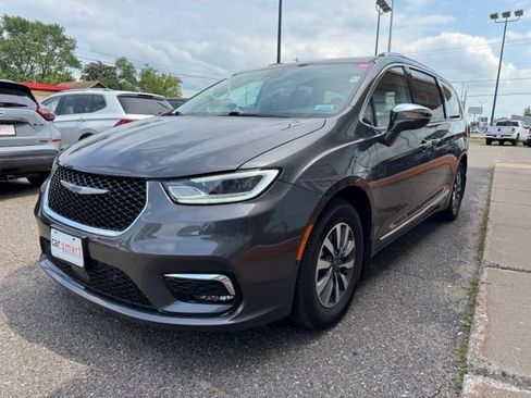 Used 2021 Chrysler Pacifica Limited w/ Uconnect Theater Family Group FWD image 3