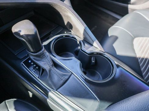 Used 2020 Toyota Camry SE image 18