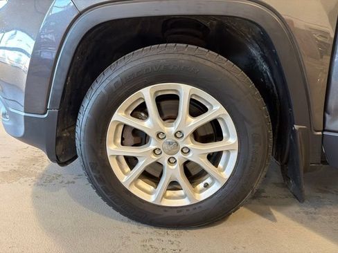 Used 2015 Jeep Cherokee Latitude w/ Cold Weather Group AWD/4WD image 28