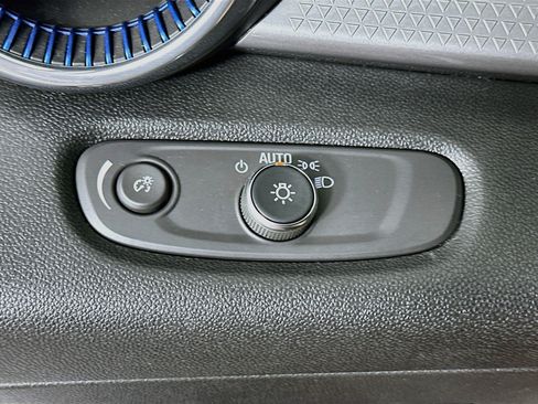 Used 2025 Chevrolet Trax LT w/ LT Convenience Package FWD image 17